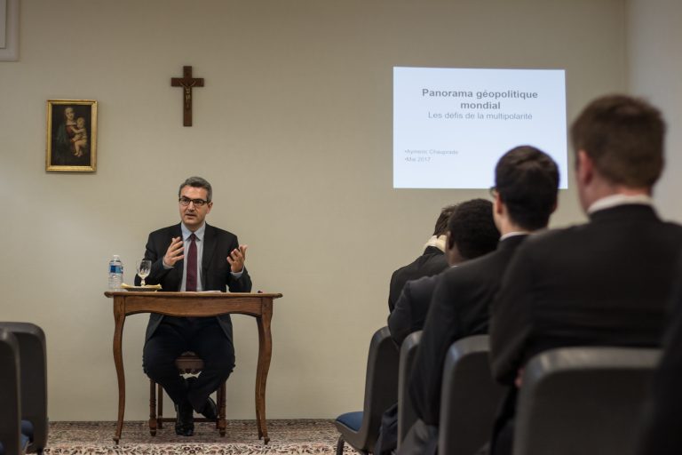 Trois personnes réunies dans un clocher d'église tenant les cordes